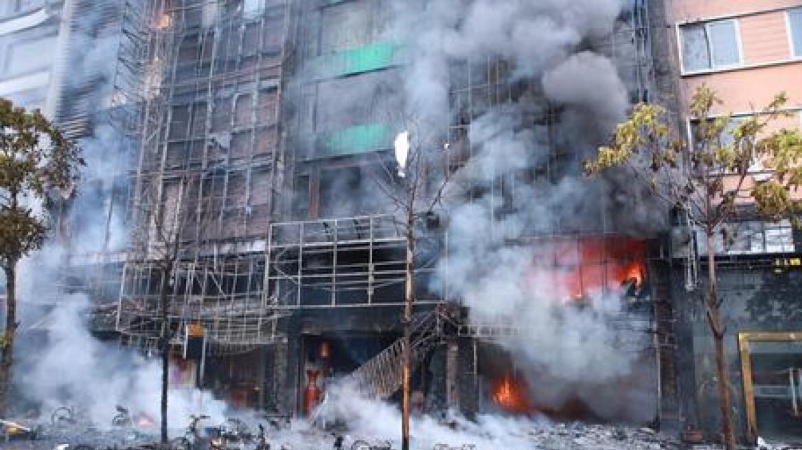 Βιετνάμ: Τουλάχιστον 13 νεκροί έπειτα από πυρκαγιά σε κλαμπ